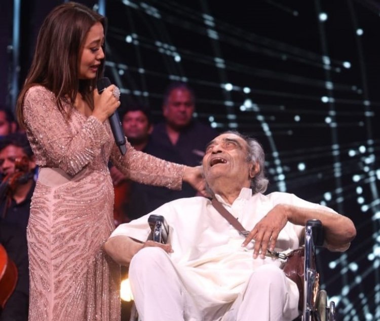 Neha Kakkar gives 5 lakhs to Bollywood lyricist Santosh Anand on the sets of Indian Idol 12