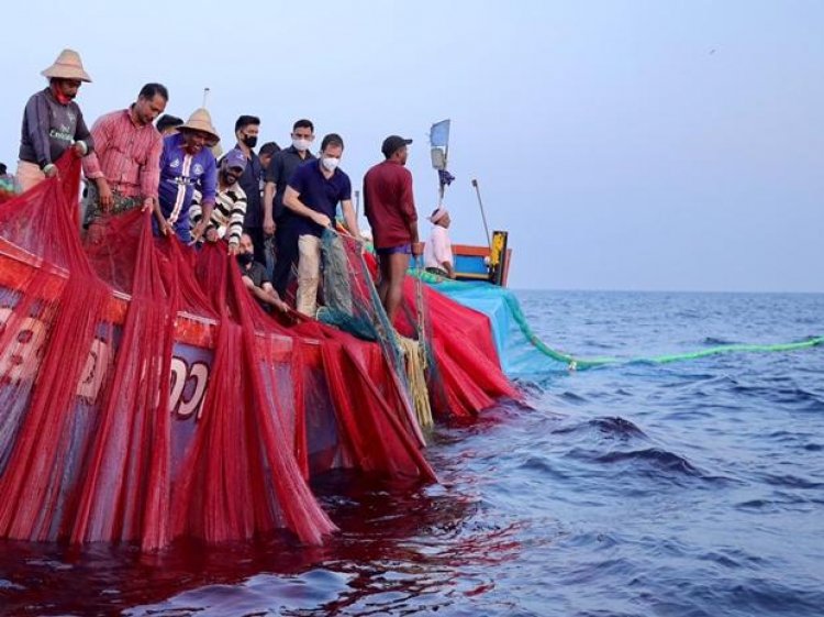 I admire what you do: Rahul Gandhi tells fishermen of Kerala
