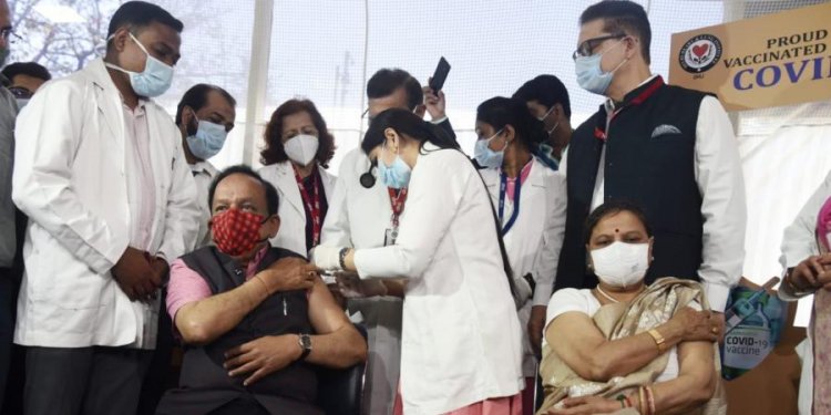 Harsh Vardhan takes first jab of COVID-19 vaccine