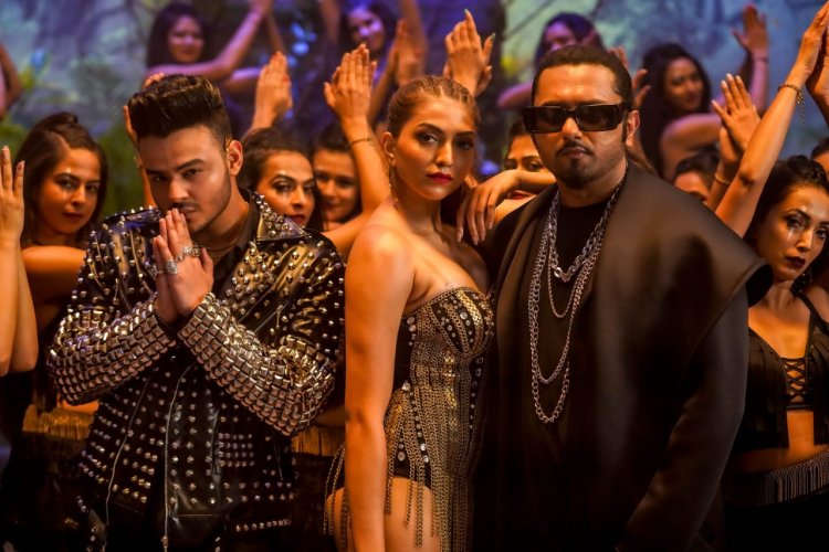 Yo Yo Honey Singh is all set to get you dancing with Mumbai Saga's first song 'Shor Machega'!