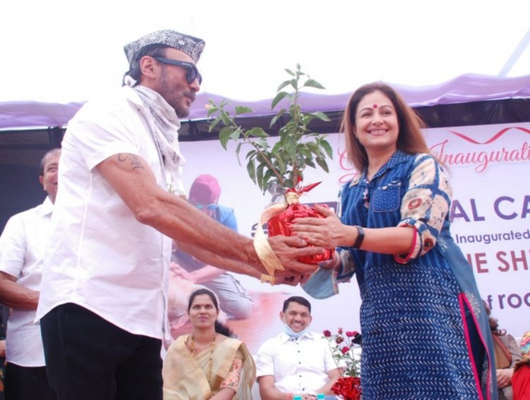 Actor Jackie Shroff donates an 'Animal Care Van' to actress Ayesha Julka