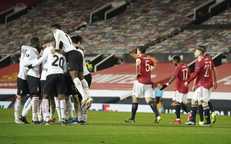 Milan draws 1-1 at Man United; Spurs, Arsenal win in EL