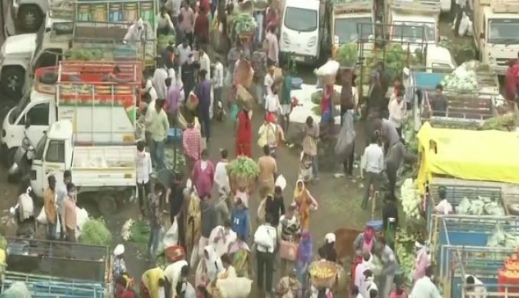 COVID-19: Hundreds of people flout social distancing norms at Cotton Market in Nagpur