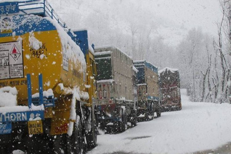 Snowfall, landslides shut Jammu and Kashmir highway, 300 vehicles stranded