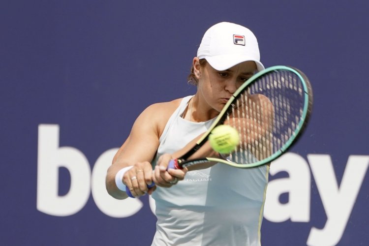 Barty goes distance, tops Azarenka to reach Miami quarters