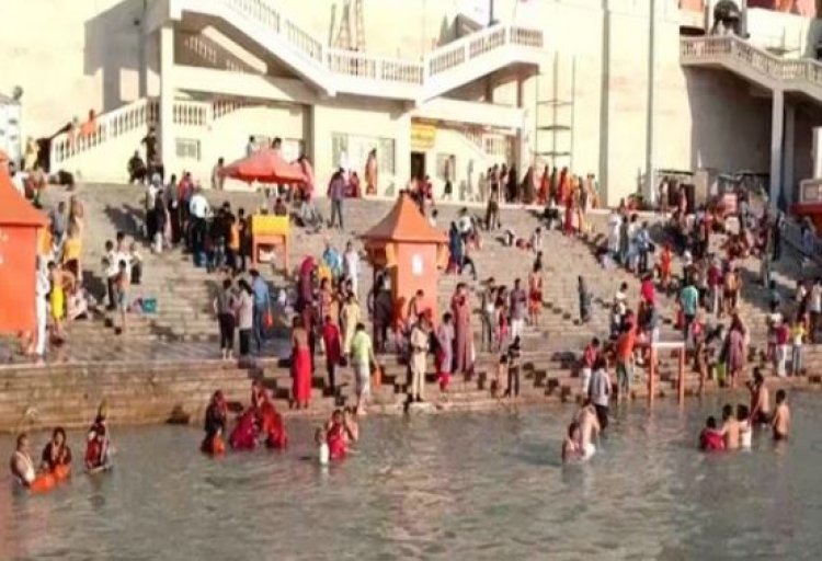 Kumbh 2021: Devotees take holy dip at Har Ki Pauri ghat