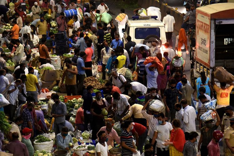 Huge crowd seen at Dadar vegetable market amid COVID-19 spike