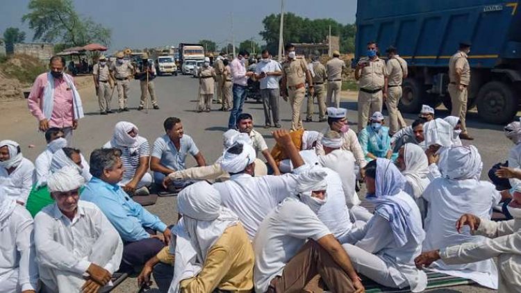 Farmers hold protest against Khattar in Haryana's Rohtak