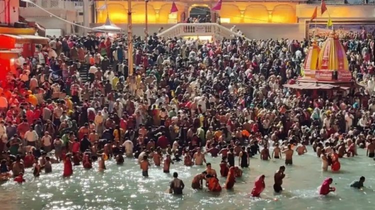 Kumbh 2021: Devotees participate in third 'Shahi Snan' in Haridwar
