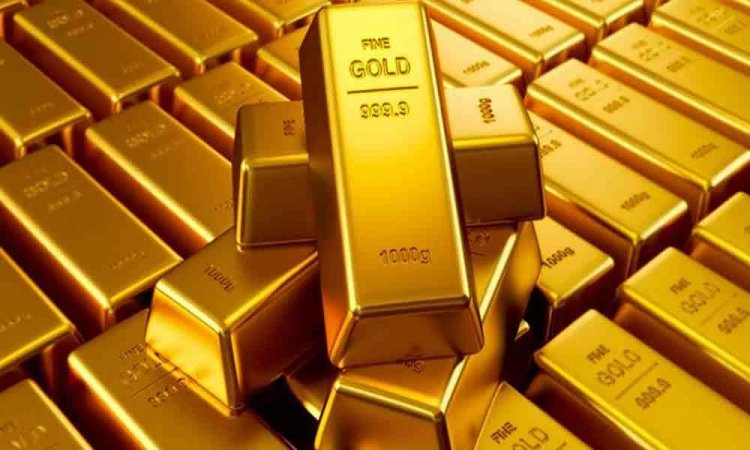 Gold declines Rs 305 on muted global