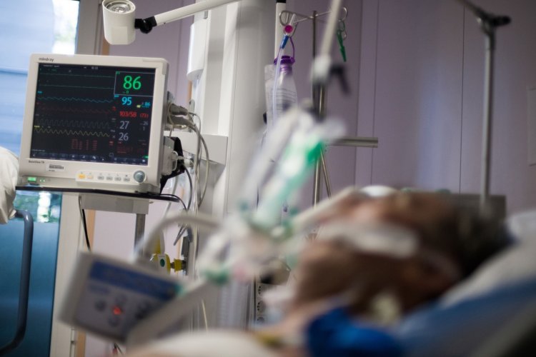 COVID-19 infected judge struggles for ventilator