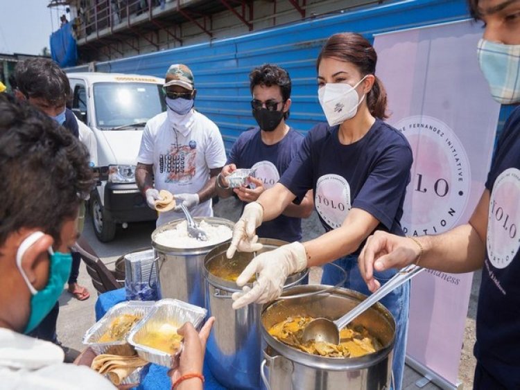 Jacqueline Fernandez distributes meals in Mumbai amid Covid crisis