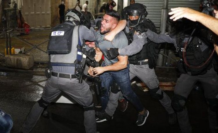 Israeli police, Palestinians clash at Jerusalem holy site