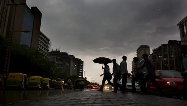 Delhiites wake up to cloudy sky, drizzle