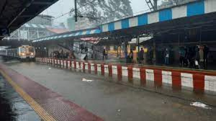 Cyclone: Rain, strong winds in Mumbai; local train services hit