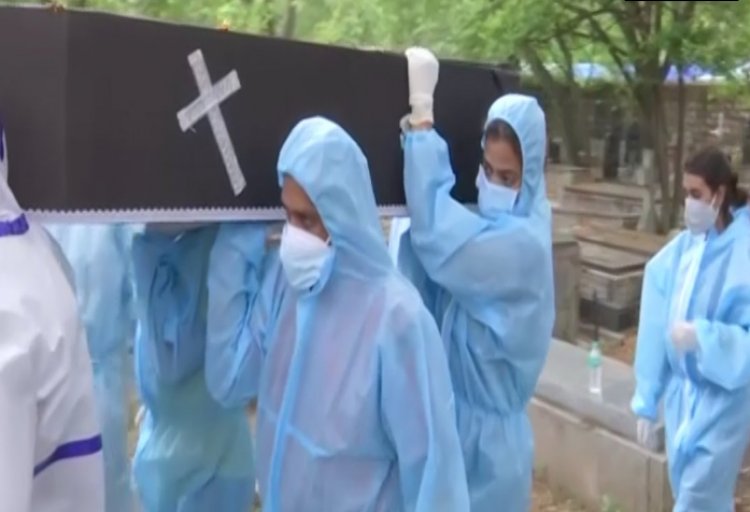 Donning PPE kits, two Bengaluru college girls help bury corpses of COVID patients