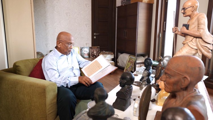 Meet the 76-year-old Mumbaikar, who is the largest private collector of Mahatma Gandhi’s memorabilia, only on HistoryTV18