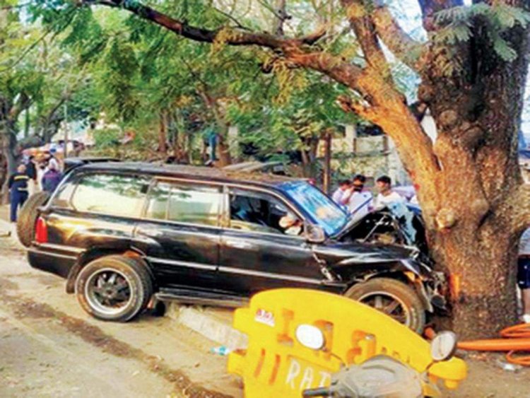 One killed as vehicle rams into tree in UP