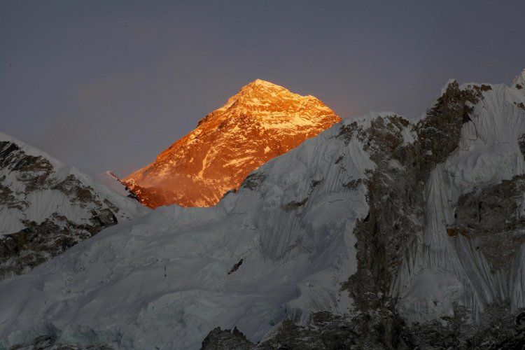 Virus fails to deter hundreds of climbers on Mount Everest