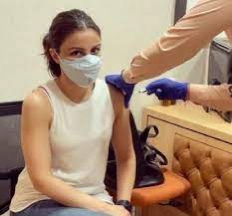 Soha Ali Khan gets vaccinated