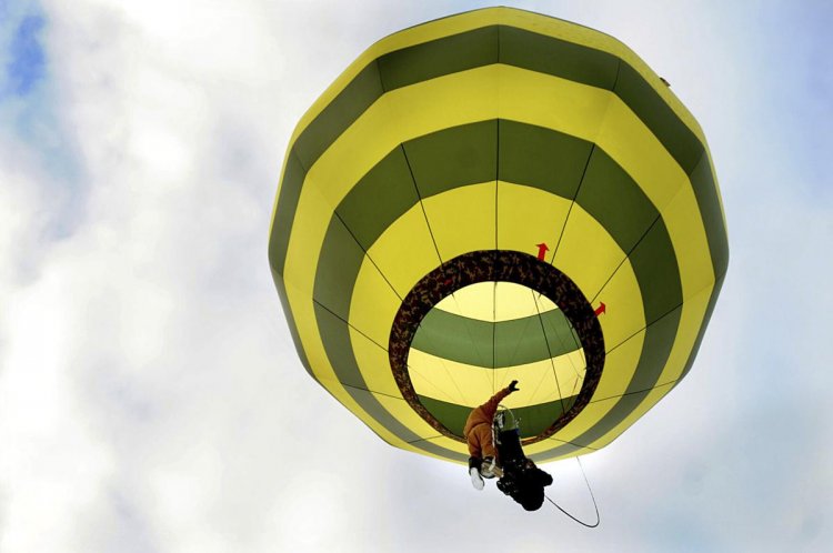 Report details dramatic hot-air balloon crash in New England