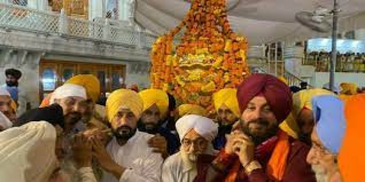 Channi, Sidhu pay obeisance at Golden Temple