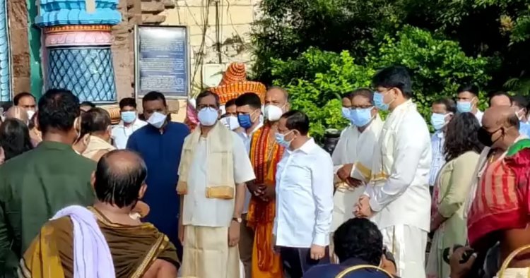 CJI offers prayers at Puri temple