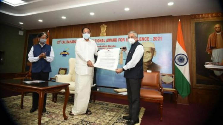 Vice-president Presents Lal Bahadur Shastri National Award for Excellence to Director of the All India Institute of Medical Sciences (AIIMS), Dr. Randeep Guleria