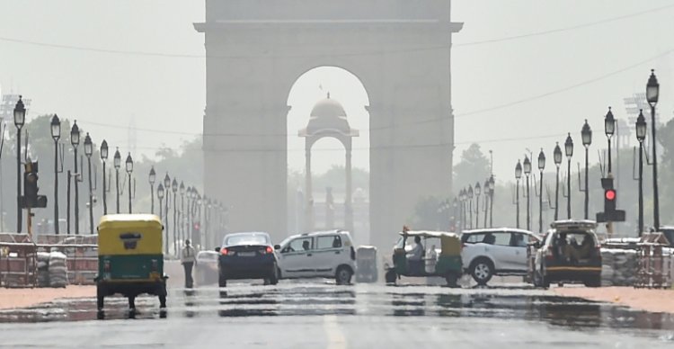 Mercury rises few notches in Delhi