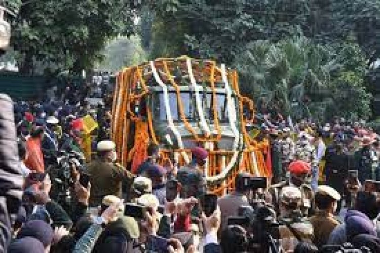 Amid chants of 'amar rahe', Gen Rawat's funeral procession leaves his bungalow for last rites
