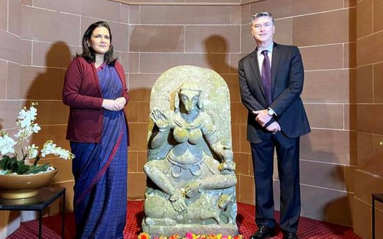 10th century idol discovered in England, handed over to India