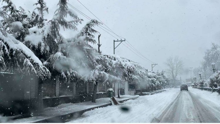 Fresh snowfall in many parts of Kashmir