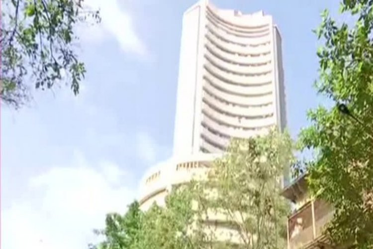 Markets continue to trade weak; Sensex falls nearly 484 points in early trade