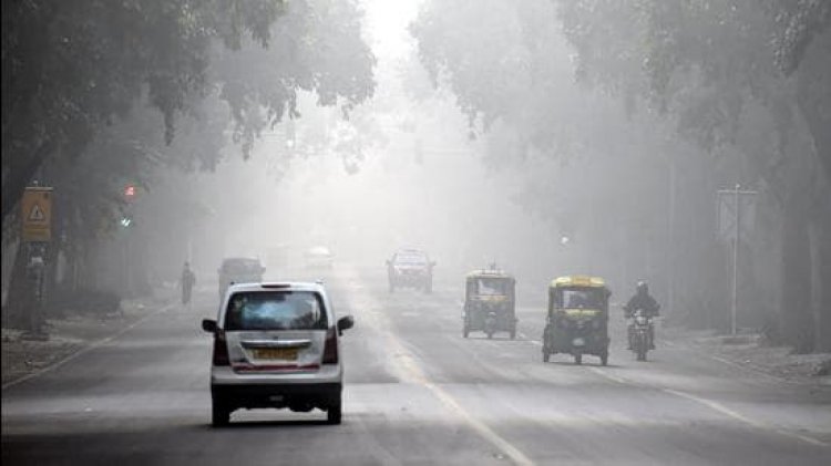 Delhi receives light rain, AQI continues to remain in 'very poor' category