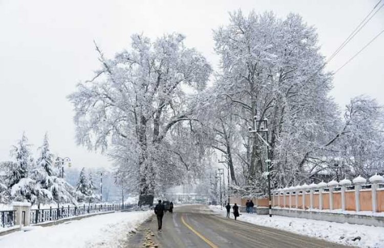 Snowfall in many parts of Kashmir