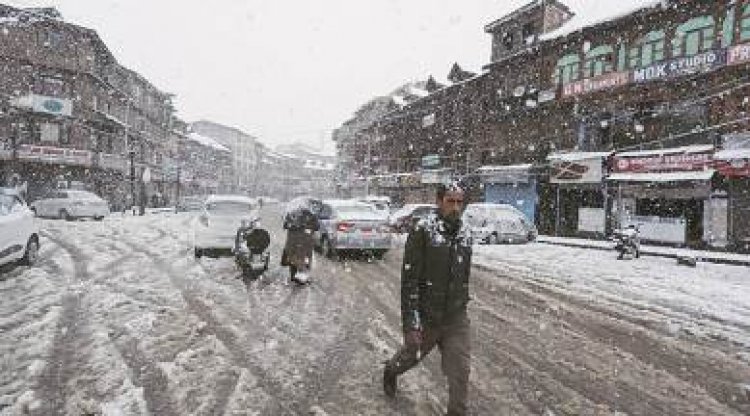 Heavy snowfall throws life out of gear in Srinagar