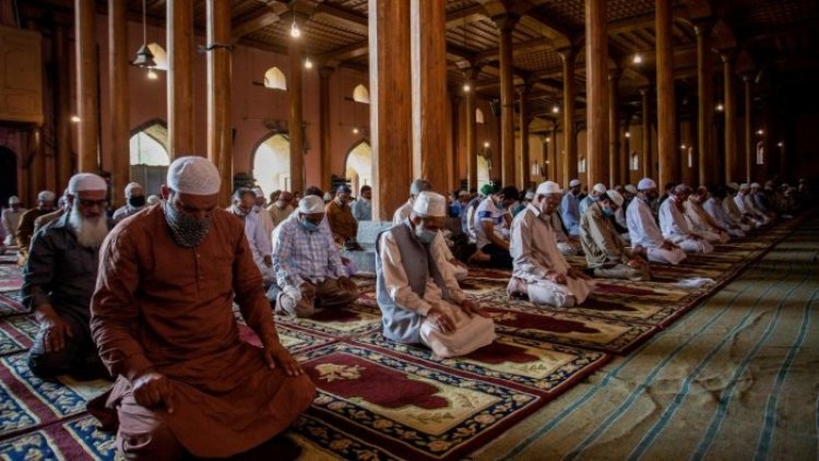 Friday prayers resume at Srinagar's Jamia Masjid