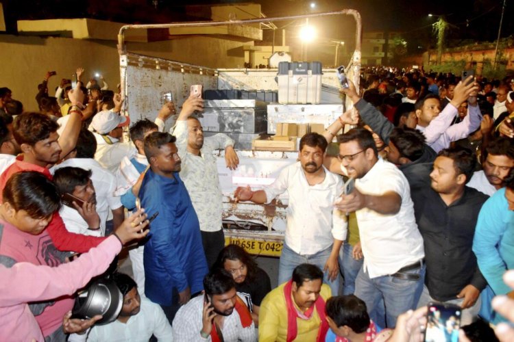 Day before counting, SP alleges EVM 'tampering'