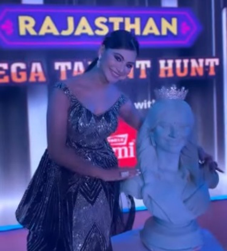 Urvashi Rautela's celebrates 46 million followers on Instagram Craziest Fan Gifts Her A handmade sculpture Statue To Show His Love & Fandom  - Leaves The Actress Awestruck