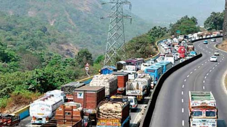 Expressway oil spill affects Mumbai-bound traffic