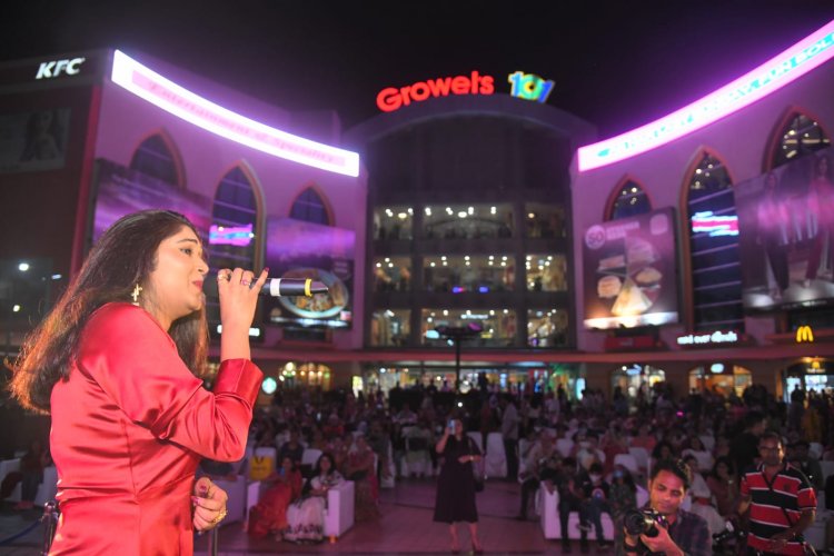 LIVE in Concert – Singer Antara Mitra enthrals audience at Growel’s 101 Mall AtriSTREE Grand Finale 2022