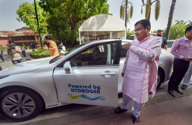Gadkari rides to Parliament in hydrogen-powered car