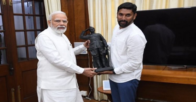 PM presented with Netaji's sculpture