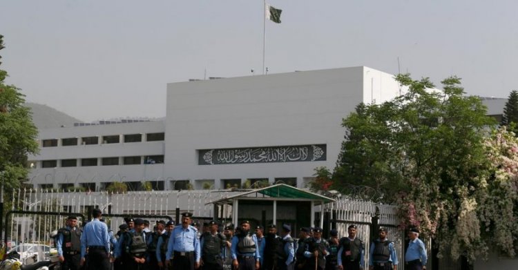 Pak Parliament adjourned, to meet again on Monday to elect new PM