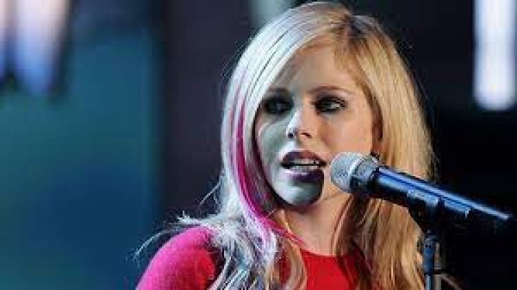 Avril Lavigne postpones shows due to COVID-19 case on tour