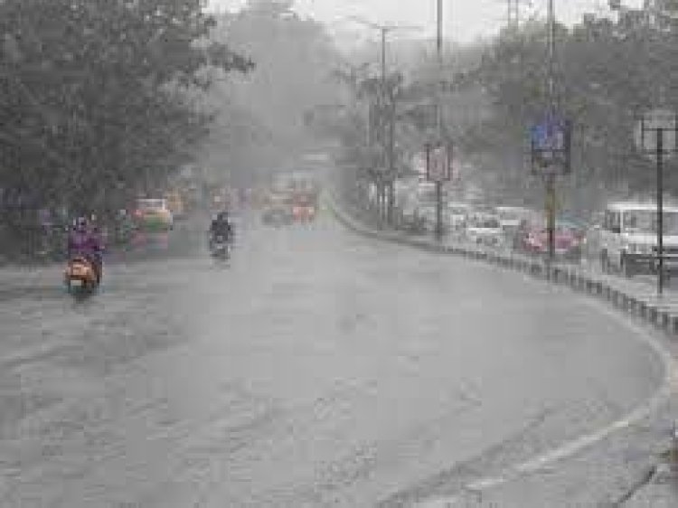 Mumbai gets light showers in morning, IMD predicts moderate rainfall
