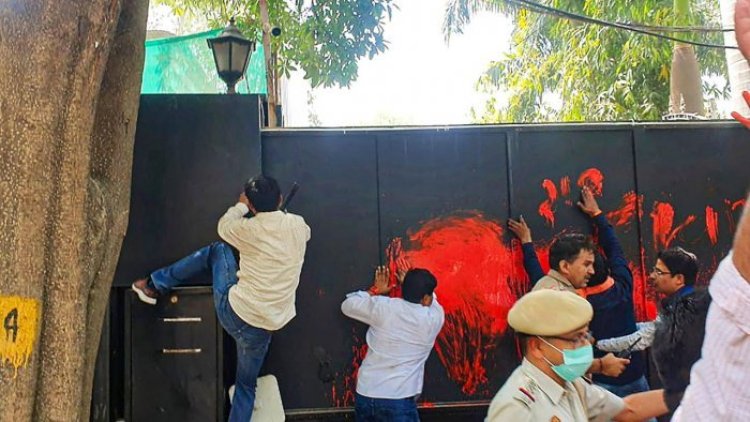Security beefed up outside CM's residence, Delhi Police tells HC on vandalism matter