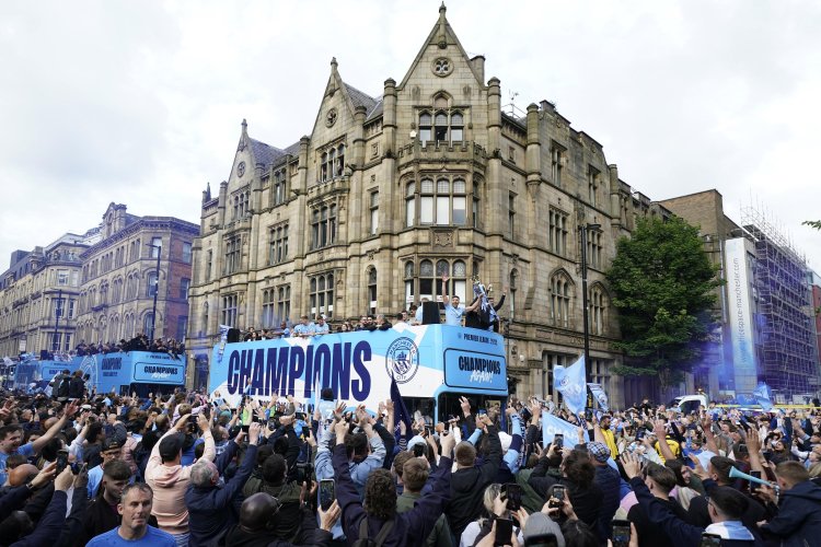 City celebrates EPL title with Manchester parade