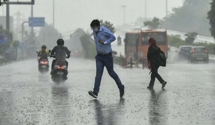 Heavy rains lash parts of Delhi; more downpour expected during the day