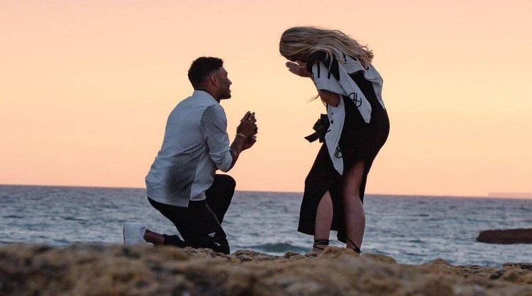 Perrie Edwards, soccer star Alex Oxlade-Chamberlain are engaged